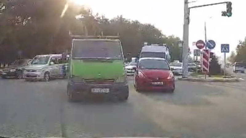 Водитель грузовика повернул со второго ряда на Южной магистрали. Фото