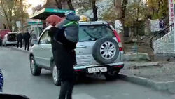 Таксист на «Хонде» припаркован в неположенном месте. Видео Таксист на «Хонде» припаркован в неположенном месте. Видео