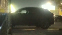 Lexus RX 300 припаркован на тротуаре. Видео Lexus RX 300 припаркован на тротуаре. Видео