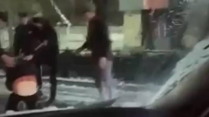 Возле Ошского рынка несколько парней избивали одного. Видео