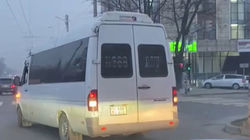 Бус «Мерседес» заехал за стоп-линию на Ахунбаева. Видео Бус «Мерседес» заехал за стоп-линию на Ахунбаева. Видео