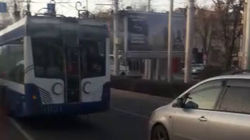 Троллейбус №11 повернул со второго ряда. Видео