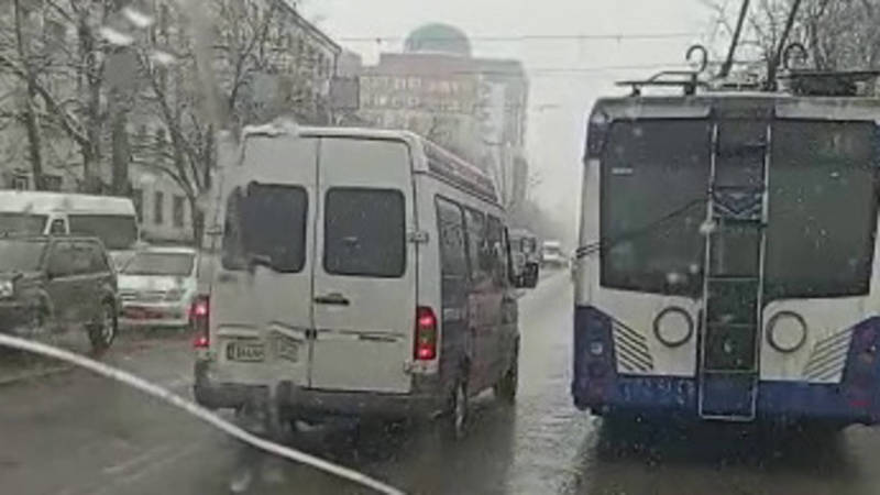 Троллейбусы №11 систематически поворачивают со второго ряда на Айтматова. Видео горожан