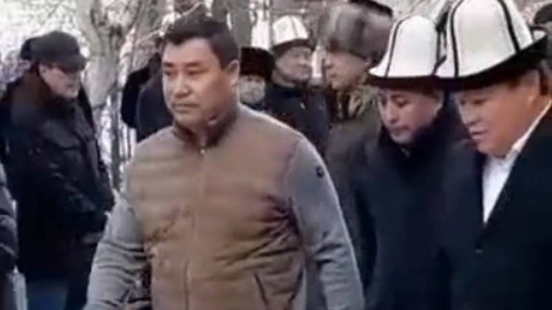 Садыр Жапаров на похоронах Молдомусы Конгантиева. Видео