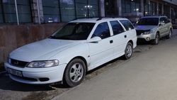 Водители проезжают по тротуару, чтобы припарковаться в неположенном месте. Фото