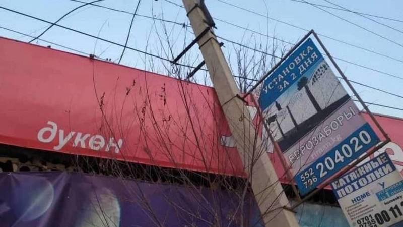 В Беш-Кунгее сбили бетонный столб, который упал на магазин. Фото