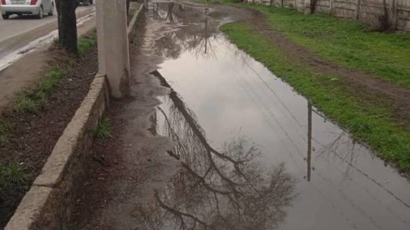 В Пишпеке тротуар на Льва Толстого остался под водой. Видео и фото