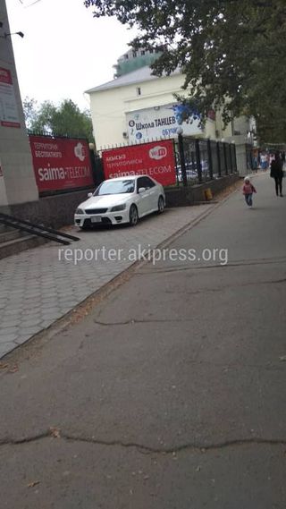 Парковка на тротуаре на проспекте Чуй