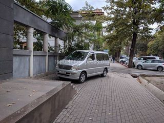 Парковка на тротуаре на улице Токтогула