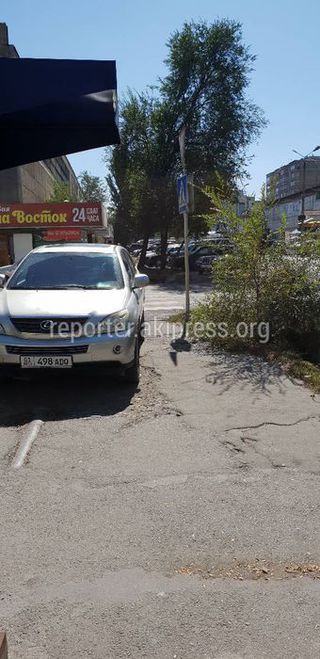 Парковка на тротуаре