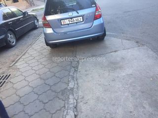 Парковка на тротуаре на Уметалиева-Боконбаева