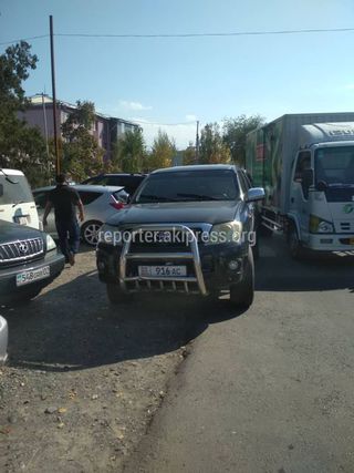 Автомобиль заблокировал выезд с парковки возле ГРС