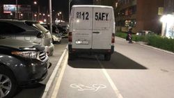 «Спринтер» припарковался на велодорожке. Фото