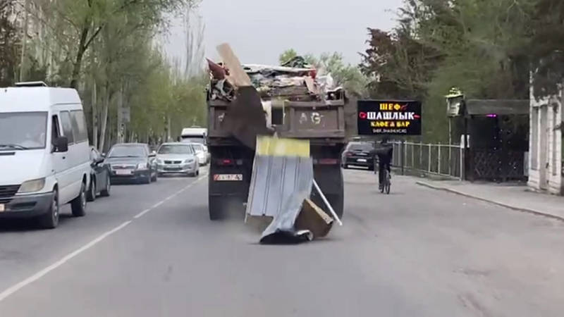 C КамАЗа на ходу вываливается строительный мусор. Видео