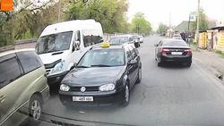 Таксист на «Гольфе» выехал на встречку. Видео