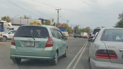 «Фит» и «Ауди» объезжают пробку по встречке. Фото