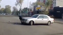 Парень на скутере врезался в «Мерседес». Видео