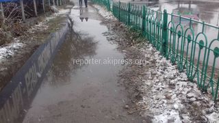 Мэрия Токмока собирается бороться с лужами на тротуарах в центре города при наступлении благоприятной погоды