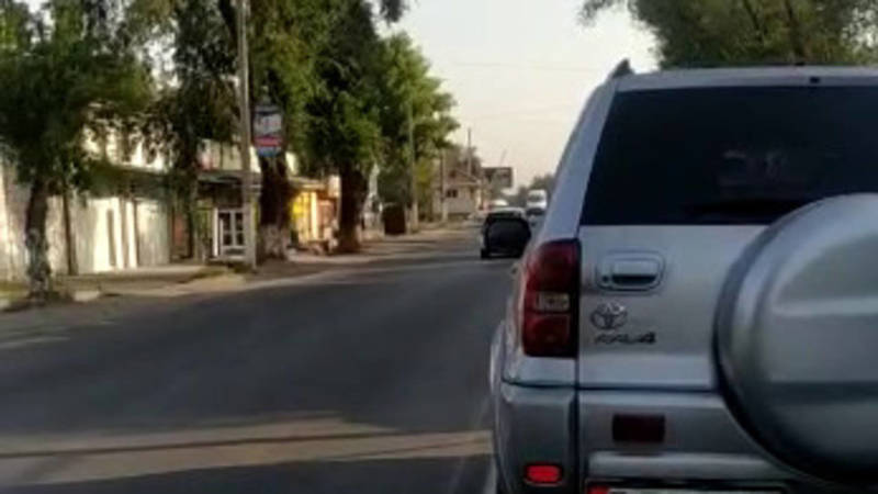 «Фит» объехал пробку на Некрасова по встречке. Видео