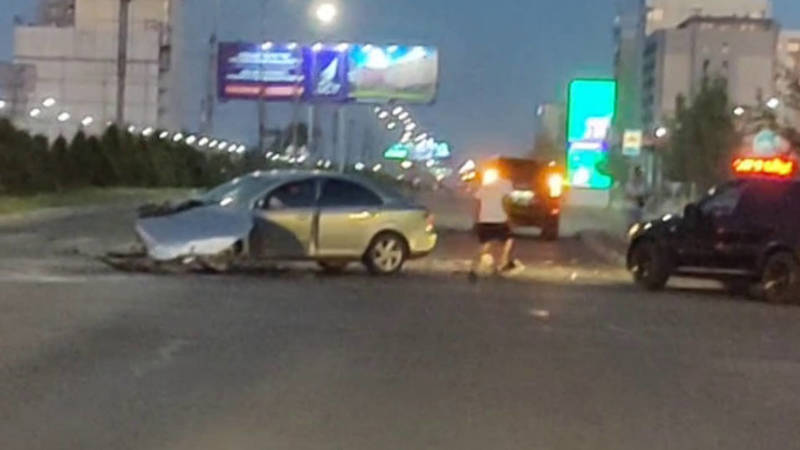 На Южной магистрали столкнулись две машины, одна вылетела с дороги. Видео с места ДТП