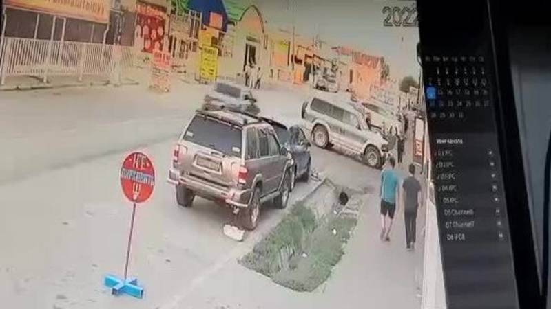 БМВ сбил 5 пешеходов на Кудайбергене. Момент попал на видео