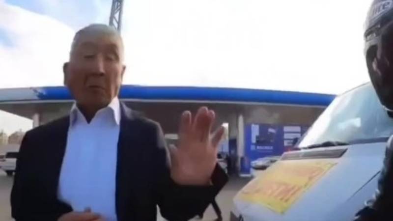 Мотоциклист едва не сбил мужчину, который переходил дорогу в неположенном месте. Видео