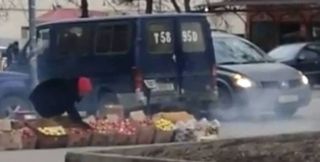 На данный момент там чисто, - мэрия о стихийной торговле возле рынка «Ак-Эмир» <i>(видео)</i>