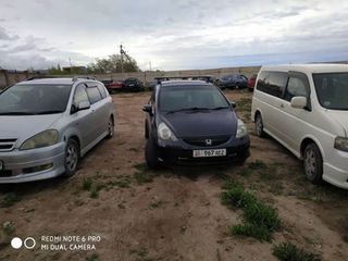 Фото — Машину таксиста, заехавшего на пляж Иссык-Куля, водворили на штрафстоянку