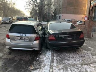 «Фит» врезался в припаркованный «Мерседес» «Фит» врезался в припаркованный «Мерседес»