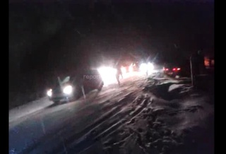При выезде из села Чон-Арык из-за гололедицы образовалась крупная пробка, и происходили многочисленные ДТП, - читатель <b><i> (видео) </i></b>