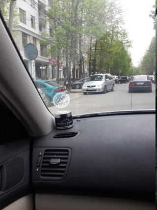 Проблемные участки Бишкека, где из-за неправильной парковки постоянно образуются пробки и проблемы для пешеходов <b><i>(фото)</i></b>