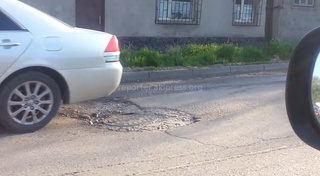 Глубокие ямы по ул. Льва Толстого около железной дороги способствуют аварийным ситуациям, - читатель <b><i>(фото,видео)</i></b>