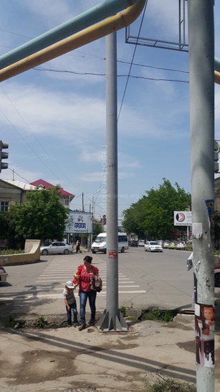 В центре Жалал-Абада небезопасно и хаотично расставляют рекламные щиты, создавая угрозу прохожим, - читатель <b><i>(фото)</i></b>