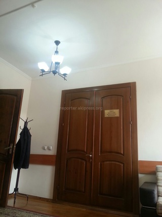 В здании Соцфонда КР начиная с коридоров и до приемной главы ведомства днем регулярно включен свет, - читатель <b><i>(фото)</i></b>