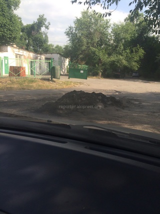 По ул. Миррахимова кучу асфальта вывалили прямо на проезжую часть, - читатель <b><i>(фото)</i></b>