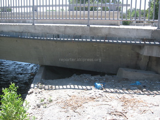 Под недавно построенным мостом по ул. Боконбаева собираются бомжи, устраивая пьянки и прочие непристойные вещи, - горожанин <b><i>(фото)</i></b> Под недавно построенным мостом по ул. Боконбаева собираются бомжи, устраивая пьянки и прочие непристойные вещи, - горожанин <b><i>(фото)</i></b>