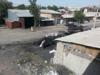 Повторно просим принять меры по отношению разгрузки угля на проезжей части, - жители ул. Пушкина <b><i>(фото)</i></b>
