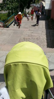 В центре Чолпон-Аты на большом лестничном спуске отсутствует полоса для спуска колясок, - читатель <b><i>(фото)</i></b>