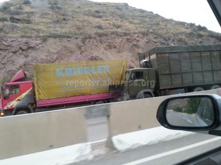 В Боомском ущелье столкнулись два «КамАЗа» <i>(фото)</i> В Боомском ущелье столкнулись два «КамАЗа» <i>(фото)</i>