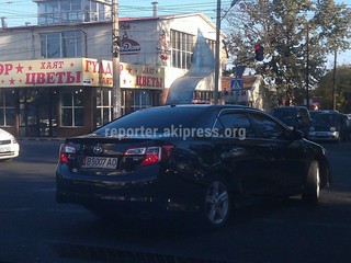 Парковка службеных авто на тротуаре у Белого дома. <b>Доска позора автолюбителей <i>(часть 143)</i></b>