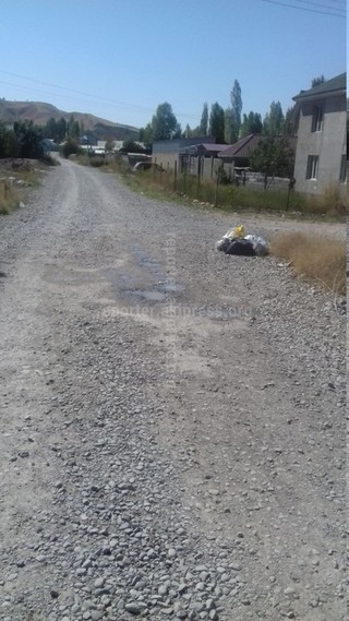 В жилмассиве Арча-Бешик на 2 улицах прорвало трубу, никакая служба не намерена проводить ремонт, - читатель <i>(фото)</i>
