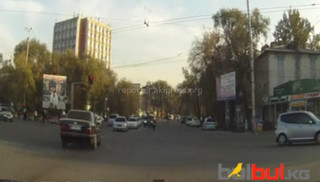 Автомашина из сопровождения кортежей первых лиц страны нарушила ПДД и чуть не сбила пешехода, - читатель <b><i>(видео)</i></b>