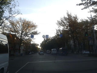 Почему по улице Киевская новые знаки «движение по полосам» запрещают поворот на проспект Чуй? - читатель <i>(фото)</i>