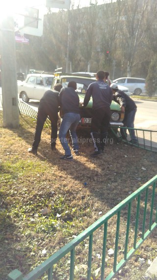 Возле рынка «Мадина» автомашина «Москвич» вылетела с дороги, - очевидец (фото)