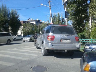 в городе Ош автомашина припарковалась на пешеходе