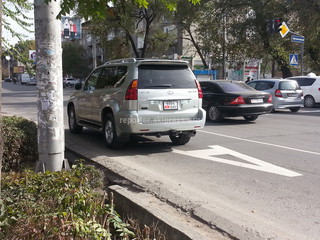 Припаркована машина по улице Киевская. Транспорт заблокирован.