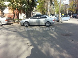 Этот водитель всегда паркуется на тротуаре в этом месте. Примите, пожалуйста, меры (Молодая Гвардия, не доезжая Жибек Жолу)