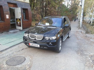 Парковка на тротуаре. Почему ДПС не обращает внимание? Проезжала патрульная машина и не обратила внимание на эту «БМВ»