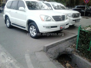 Автомашины депутатов заблокировали пешеходный переход