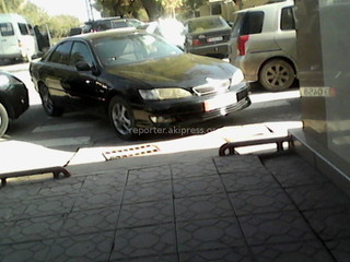 Клиенты кафе «Жибек-Жолу» позваляют себе слишком много, паркуются как хотят